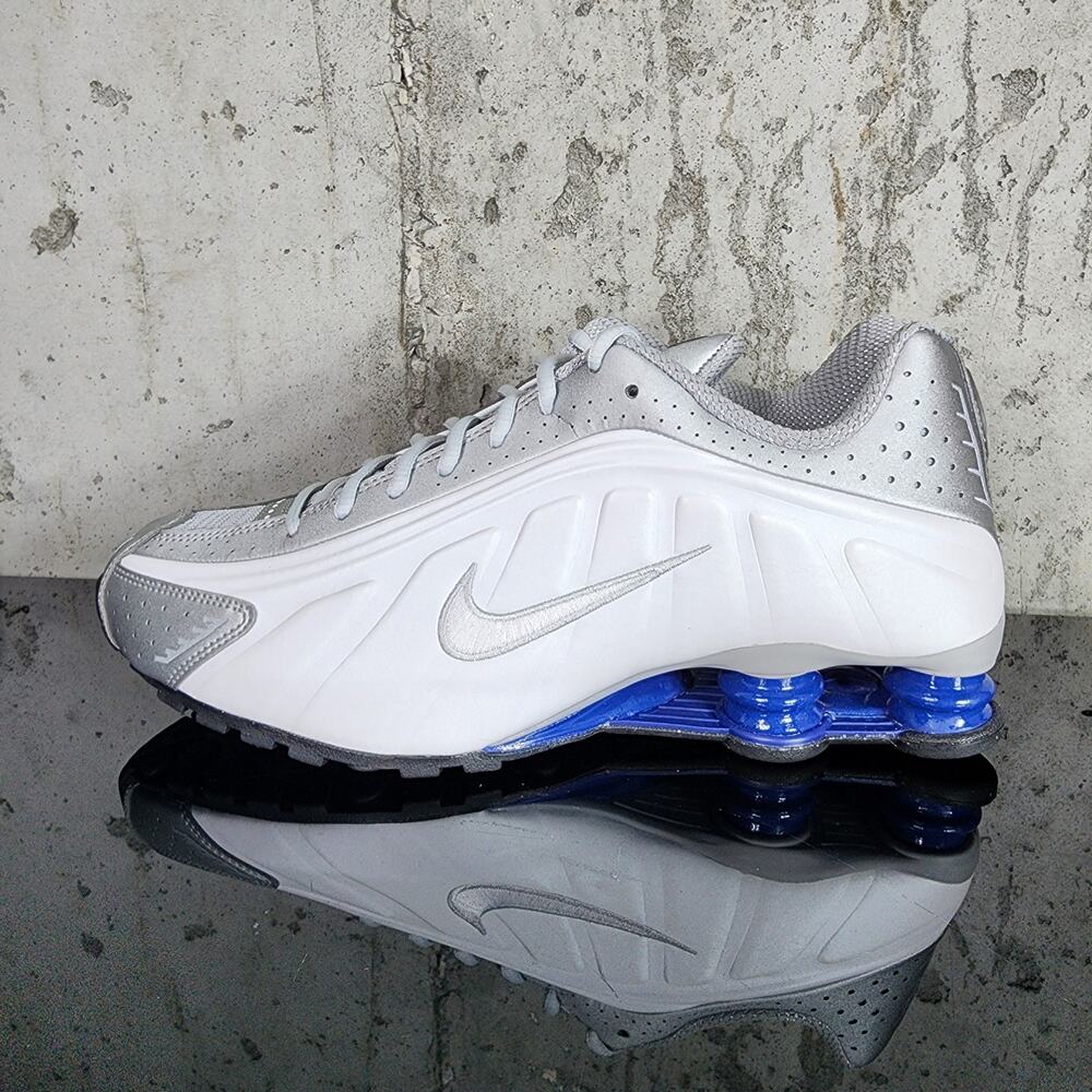 MSRP $155 Nike Shox R4 HQ1988-102 Mens 10 White Silver Blue